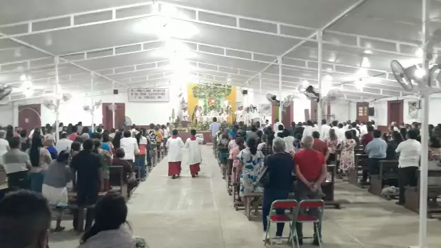 Los feligreses escucharon con atención la homilía del párroco.