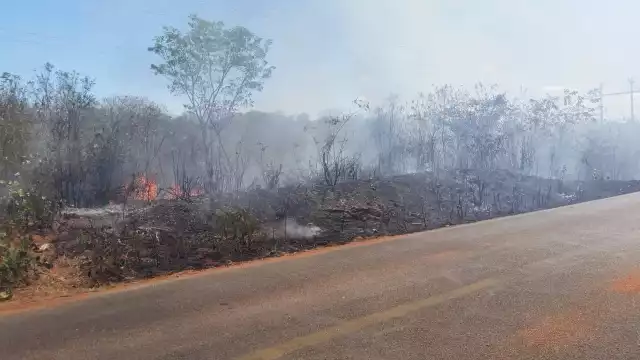 Además de no contar con energía eléctrica, los pobladores se quejan porque escasea el agua, y mientras el fuego avanza.