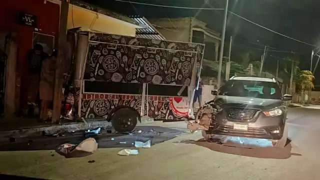 Un conductor ebrio dormido al volante se estrelló contra un remolque de antojitos estacionado en vía pública en Calkiní, Campeche.