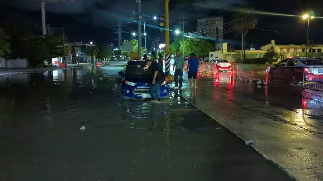 Accidente en Ciudad del Carmen: conductor cae en vía en construcción frente a Plaza Palmira