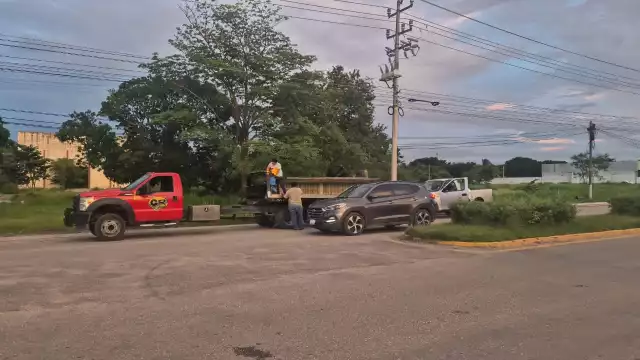 Una camioneta Ford Lobo colisionó contra una motoneta Italika en la avenida Colosio, Champotón.