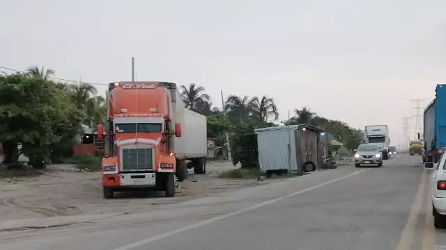 Transportistas rechazan el incremento del 14-15% en el peaje del Puente de la Unidad.