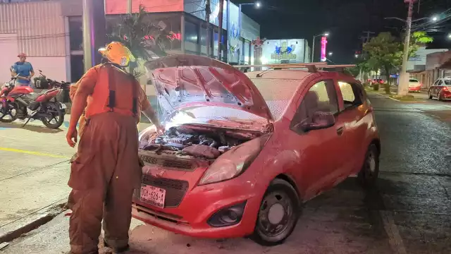 Incendio vehicular controlado rápidamente en avenida 56 de colonia Fátima