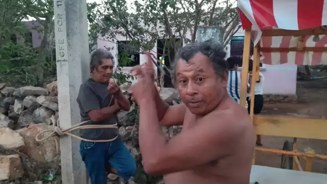 os colonos amenazaron con no soltar al señor hasta que el ladrón pague por todo lo robado.