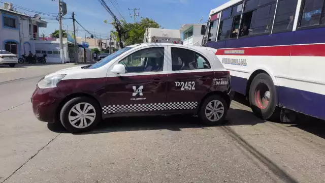 El taxi impactó a los jóvenes en motocicleta.