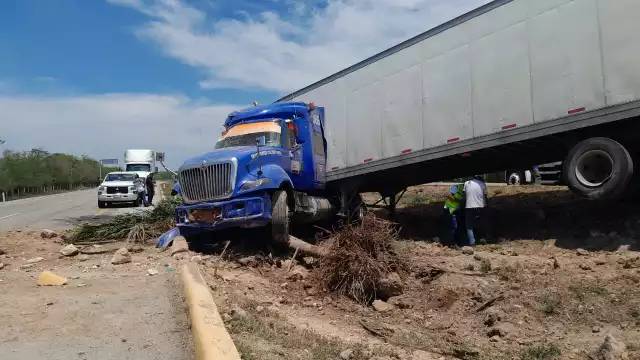 Un tráiler de doble remolque salió de la carretera en Bécal tras ser cerrado por otra unidad que se dio a la fuga.
