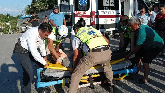 El motociclista fue atendido por los paramédicos y trasladado a un hospital.