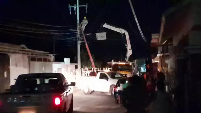 Personal de la CFE acudió al lugar para colocar el nuevo transformador.