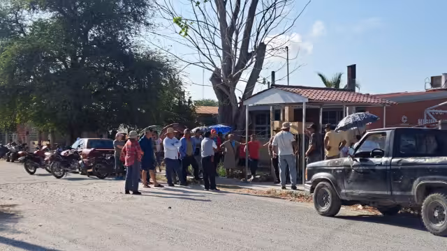 Padres de familia bloquean el acceso a la escuela Miguel Hidalgo y Costilla en protesta por obra inconclusa