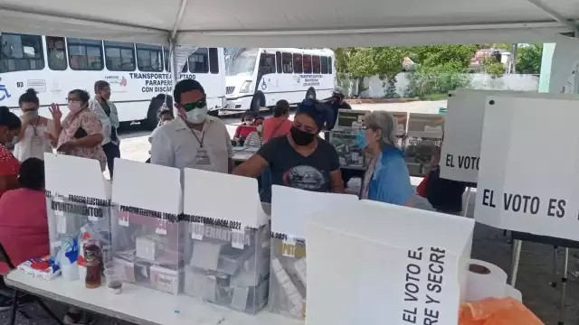 Todas las personas pueden votar mientras cumplan esos requisitos, sin distinción alguna, ya sea por identidad o expresión de género u orientación sexual