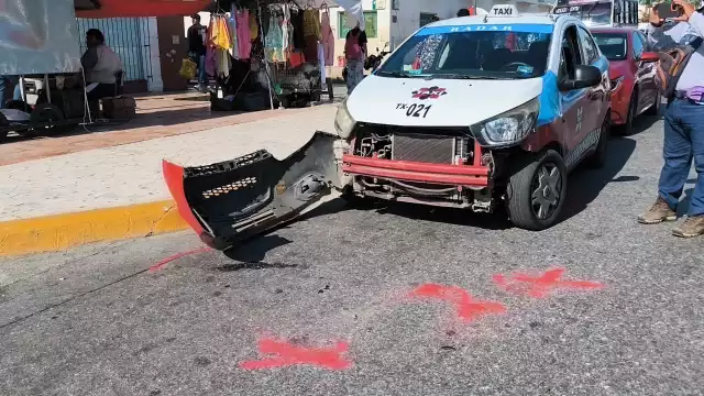 Un taxi de la cooperativa Radar se estacionó en zona exclusiva para camiones Ko’ox en Circuito Baluartes, Campeche.