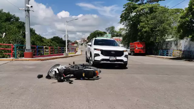 Dos motociclistas resultaron con heridas menores y daños materiales tras un accidente en la Colonia Electricistas.