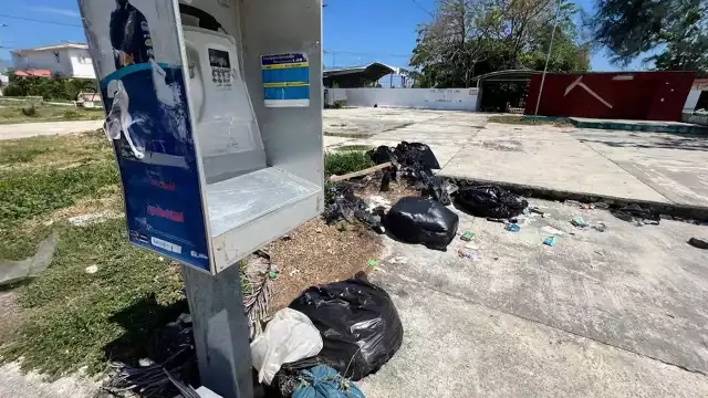 Las bolsas de basura ya llevan varios días contaminando la localidad.