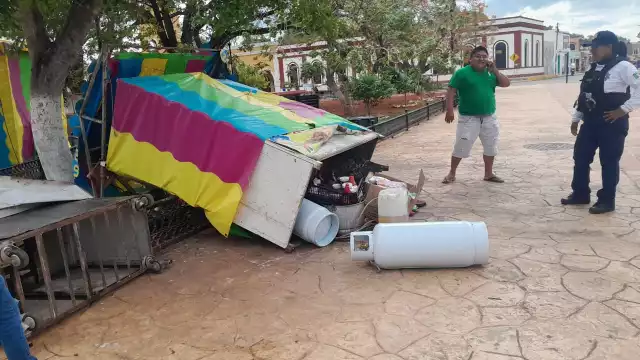 Afortunadamente el percance no pasó a mayores y los dueños de los puestos pudieron retirarse sin problemas adicionales
