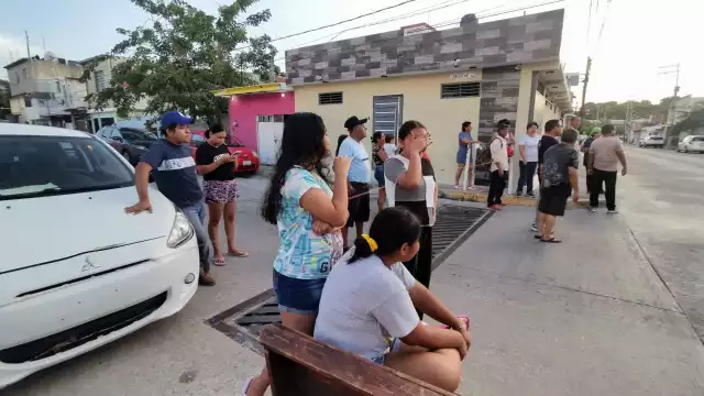 Vecinos de la colonia Benito Juárez bloquearon calles por más de 20 horas sin energía eléctrica.
