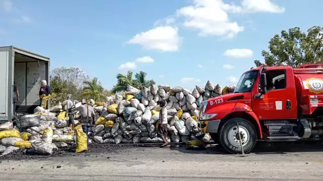 El conductor notó humo en la parte trasera y avanzó para evitar riesgos cerca de una gasolinera