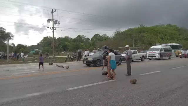 Habitantes de El Cerrito, Champotón, llevan más de cuatro días sin servicio eléctrico.