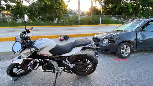 Ciudadanos auxilian a motociclista lesionado en vialidad campechana