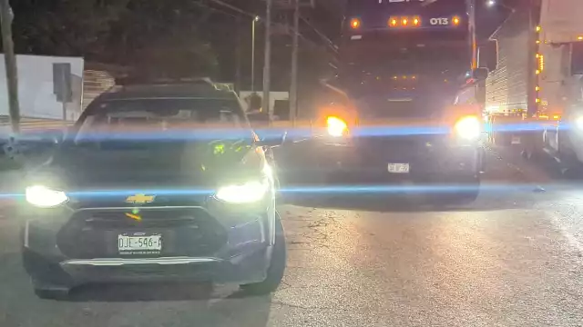 Tractocamión de empresa TDR provoca accidente en La Riviera; hay daños materiales