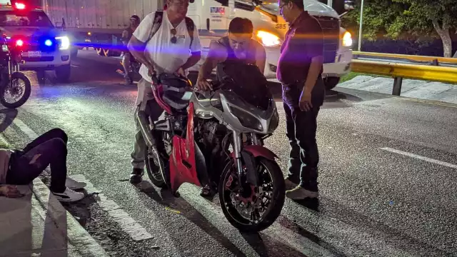 Motociclista fue embestido por un vehículo que se dio a la fuga en la avenida Cuatro Carriles.