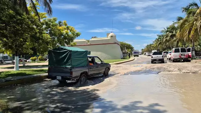 Un profundo bache en el cruce peatonal del parador fotográfico y parque Mochcouhó del malecón de Champotón representa un peligro para peatones y conductores