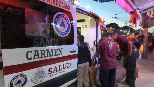 Los paramédicos atendieron en el lugar a la menor tras la golpiza.