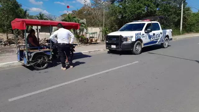 Los agentes retienen a los motociclistas para verificar sus datos en la Plataforma México