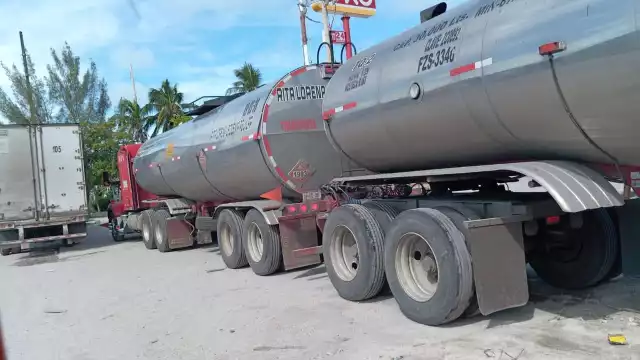 Choferes de carga pesada generan caos vial y ponen en riesgo a familias en Isla Aguada