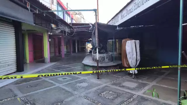 El cuerpo de Manuelito fue abandonado entre los pasillos del mercado de champotón; los pobladores exigen justicia por este crimen.