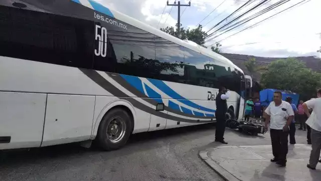 paramédicos brindaron los primeros auxilios al motociclista lesionado y trasladado a un hospital para su atención médica