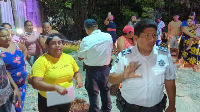 No deciden a quién pertenece el predio y por más barreras que pongan el pleito sigue