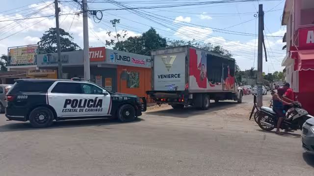 Policías cerraron calles de Lázaro Cárdenas por la llegada del material electoral