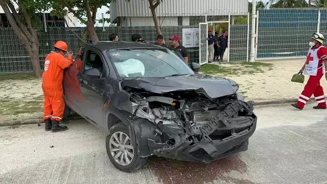 Aparatoso choque entre dos camionetas ocurrió en la carretera Carmen–Puerto Real, cerca de Baker Hughes.