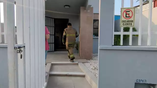 Incendio en consultorio dental moviliza a Bomberos Tácticos en la colonia Santa Rosalía
