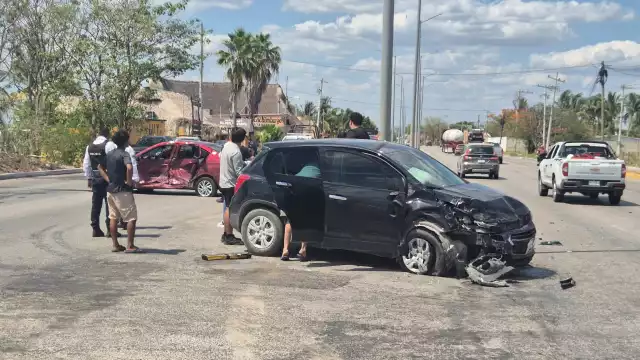Intento de incorporación termina en fuerte accidente en el malecón de Champotón