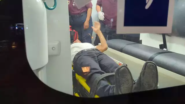 Los paramédicos estabilizaron a la víctima y lo trasladaron al hospital.