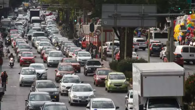 El programa Hoy No Circula es una medida ambiental que restringe la circulación vehicular en días específicos
