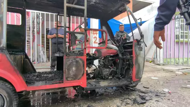 Pochimóvil se incendia en la colonia Renovación; investigan si fue provocado
