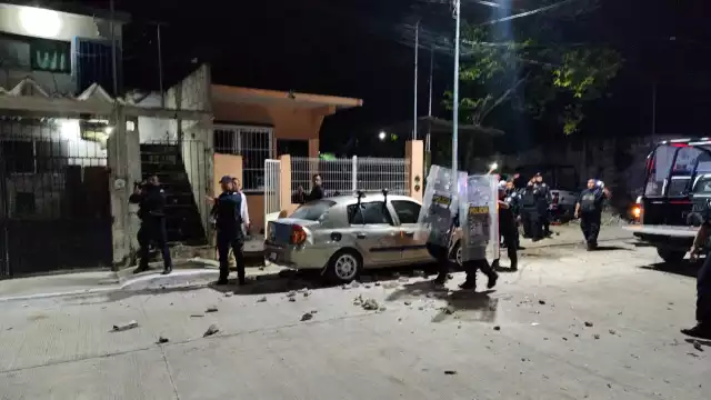 Vecinos se enfrentan y policía usa gas lacrimógeno en colonia 23 de Juli