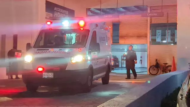 Joven vigilante sufrió aparatosa caída en concesionaria Honda de Campeche.