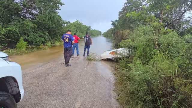 La inundación afecta tanto a vehículos como a campesinos con parcelas en la zona
