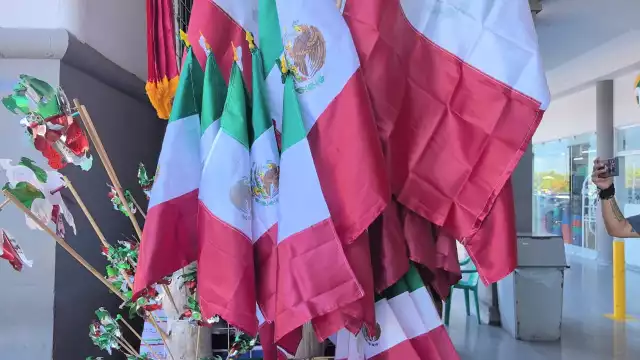 Comerciantes comenzaron a instalar puestos con artículos patrios en Ciudad del Carmen.