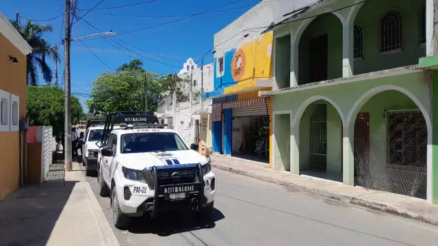 Los agentes policiacos visitaron diversos comercios.
