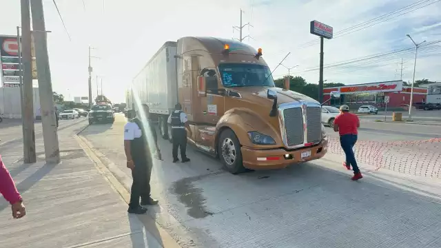 Choque entre camioneta y tractocamión deja daños materiales en Ciudad del Carmen