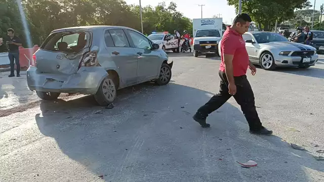 El conductor de un auto compacto fue embestido por el camión al hacer su alto