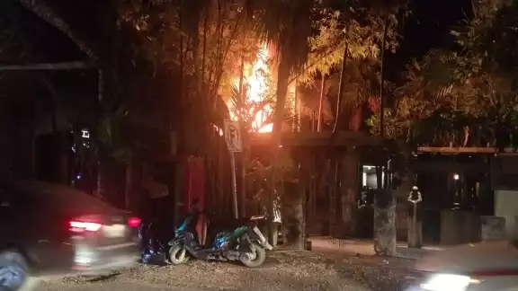 Cuerpos de emergencia y bomberos lograron apagar el siniestro evitando daños mayores Cuerpos de emergencia y bomberos lograron apagar el siniestro evitando daños mayores