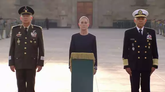Izamiento de bandera en memoria de víctimas de los sismos de 1985 y 2017.