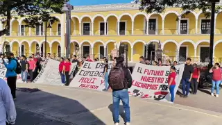 Más de 50 alumnos de la Escuela Normal Rural ‘Justo Sierra Méndez’ de Hecelchakán protestaron pacíficamente denunciando carencias y desvío de recursos