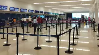 Volaris reprogramó sus salidas y dio preferencia a los que viajarían el martes, pero olvidó a los del lunes