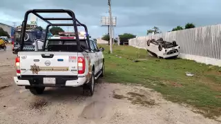 El conductor de una camioneta, tipo Urvan, perdió el control por el pavimento mojado y se salió de la avenida